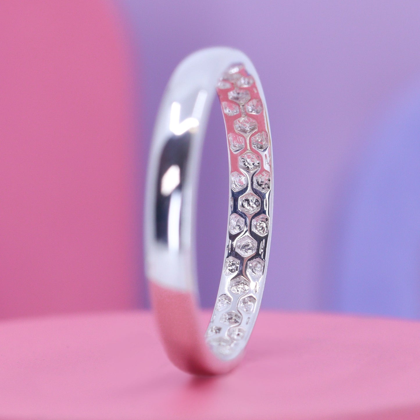 Slim court band with honeycomb pattern